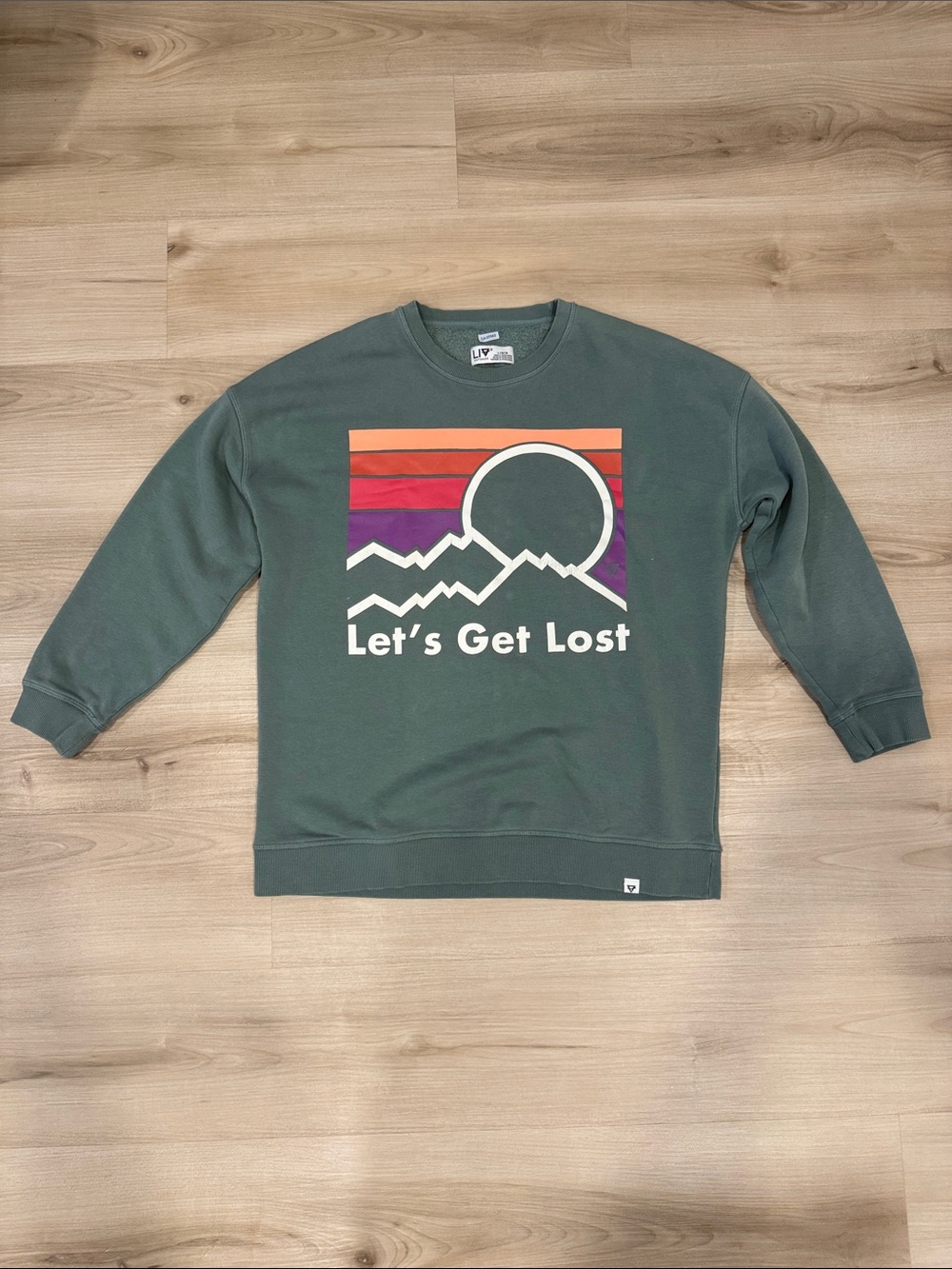LIV outdoor green Let’s get lost mountain graphic crewneck sweatshirt in Large